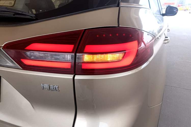 Used Geely Auto Emgrand X7 Sport 2018 1.8TD Automatic Two-Wheel Drive Smart Connect 4G Internet Edition Right Rear Taillight