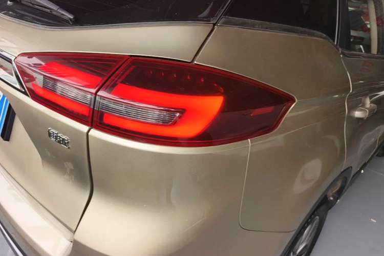Used Geely Auto Emgrand X7 Sport 2018 1.8TD Automatic Two-Wheel Drive Smart Connect 4G Internet Edition Right Rear Taillight