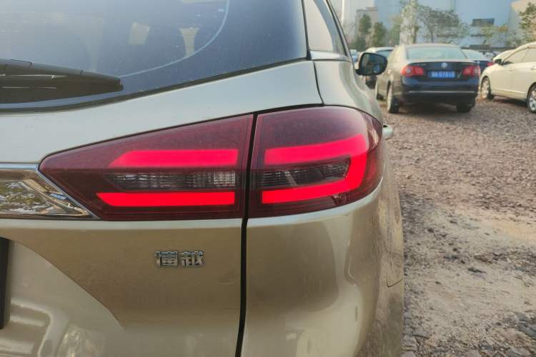Used Geely Auto Emgrand X7 Sport 2018 1.8TD Automatic Two-Wheel Drive Smart Connect 4G Internet Edition Right Rear Taillight
