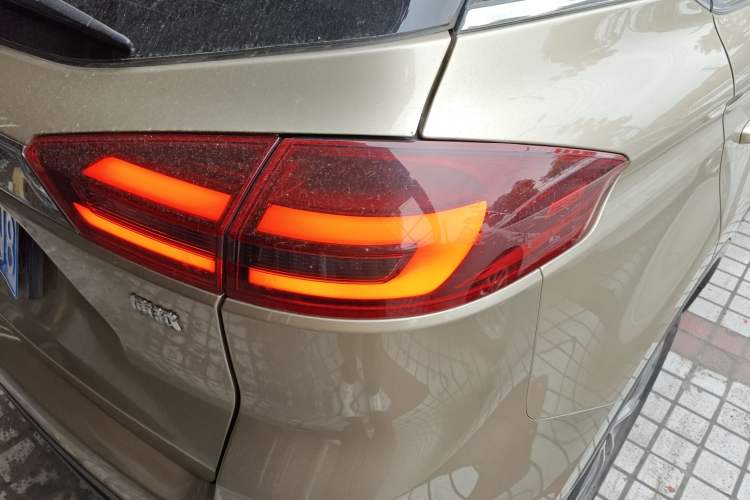 Used Geely Auto Emgrand X7 Sport 2018 1.8TD Automatic Two-Wheel Drive Smart 4G Connected Version Right Rear Taillight