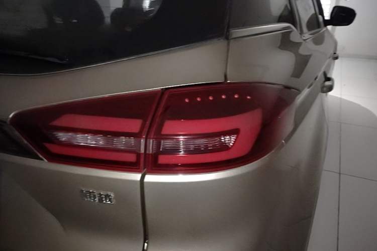 Used Geely Auto Emgrand X7 Sport 2018 1.8TD Automatic Two-Wheel Drive Zhiya Model Right Rear Taillight