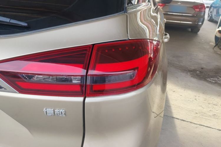 Used Geely Auto Emgrand X7 Sport 2018 1.8TD Automatic Two-Wheel Drive Smart Connect 4G Internet Edition Right Rear Taillight