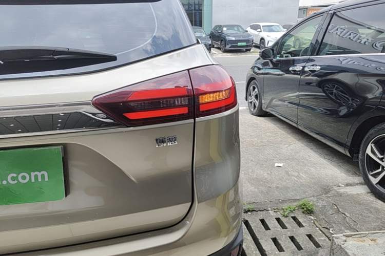 Used Geely Auto Emgrand X7 Sport 2018 1.8TD Automatic Two-Wheel Drive Smart Connect 4G Internet Edition Right Rear Taillight