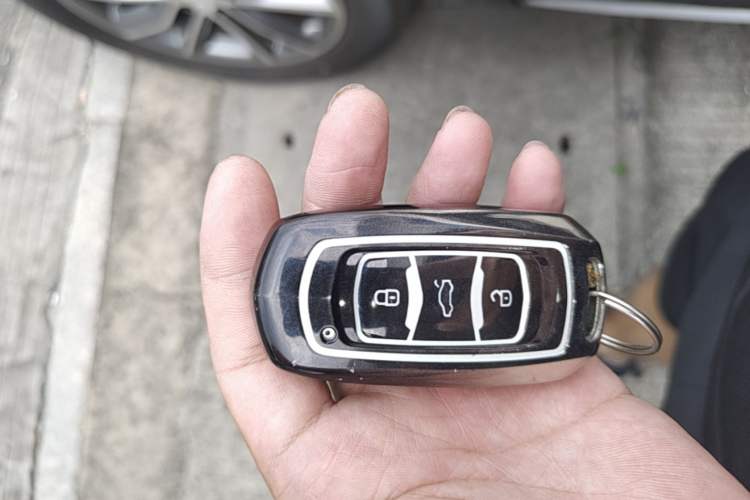 Used Geely Auto Emgrand X7 Sport 2018 1.8TD Automatic Two-Wheel Drive Smart Connect 4G Internet Edition Vehicle Key
