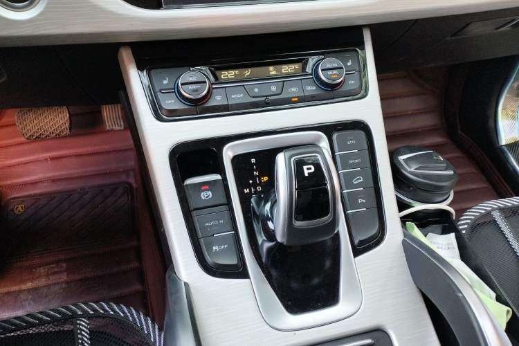 Used Geely Auto Emgrand X7 Sport 2020 1.8TD DCT Two-Wheel Drive Smart Connect 4G-Enabled Version Gear Lever