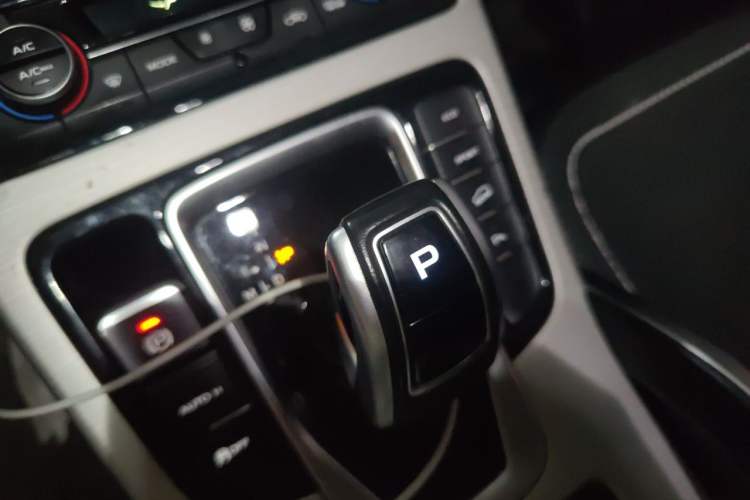 Used Geely Auto Emgrand X7 Sport 2020 1.8TD DCT Two-Wheel Drive Smart Connect 4G-Enabled Version Gear Lever