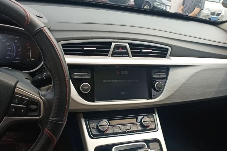 Used Geely Auto Emgrand X7 Sport 2020 1.8TD DCT Two-Wheel Drive Smart Connect 4G-Enabled Version Center Console