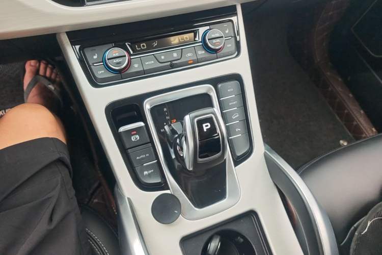 Used Geely Auto Emgrand X7 Sport 2020 1.8TD DCT Two-Wheel Drive Smart Connect 4G-Enabled Version Gear Lever