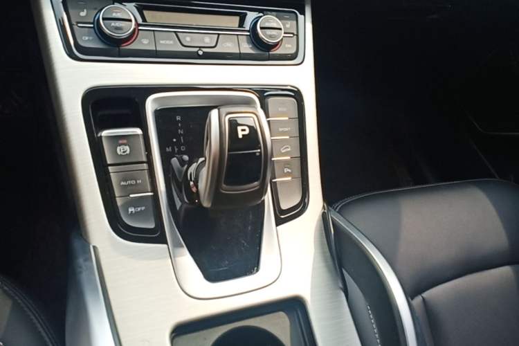 Used Geely Auto Emgrand X7 Sport 2020 1.8TD DCT Two-Wheel Drive Smart Connect 4G-Enabled Version Gear Lever