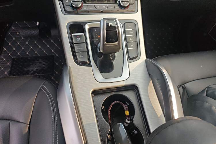 Used Geely Auto Emgrand X7 Sport 2020 1.8TD DCT Two-Wheel Drive Smart Connect 4G-Enabled Version Gear Lever