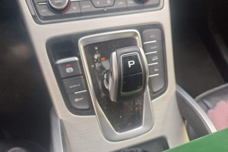 Used Geely Auto Emgrand X7 Sport 2020 1.8TD DCT Two-Wheel Drive Smart Connect 4G-Enabled Version Gear Lever
