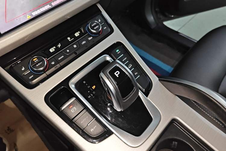 Used Geely Auto Emgrand X7 Sport 2020 1.8TD DCT Two-Wheel Drive Smart Connect 4G-Enabled Version Gear Lever