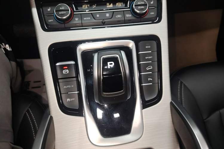 Used Geely Auto Emgrand X7 Sport 2020 1.8TD DCT Two-Wheel Drive Smart Connect 4G-Enabled Version Gear Lever