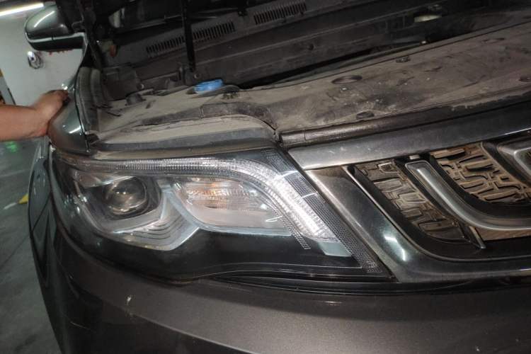 Used Geely Auto Emgrand X7 Sport 2020 1.8TD DCT Two-Wheel Drive Smart Connect 4G-Enabled Version Right Front Headlight