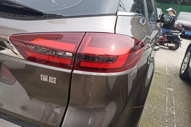 Used Geely Auto Emgrand X7 Sport 2020 1.8TD DCT Two-Wheel Drive Smart Connect 4G-Enabled Version Right Rear Taillight