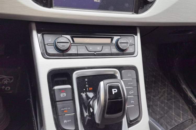 Used Geely Auto Emgrand X7 Sport 2020 1.8TD DCT Two-Wheel Drive Smart Connect 4G-Enabled Version Audio And AC Panel