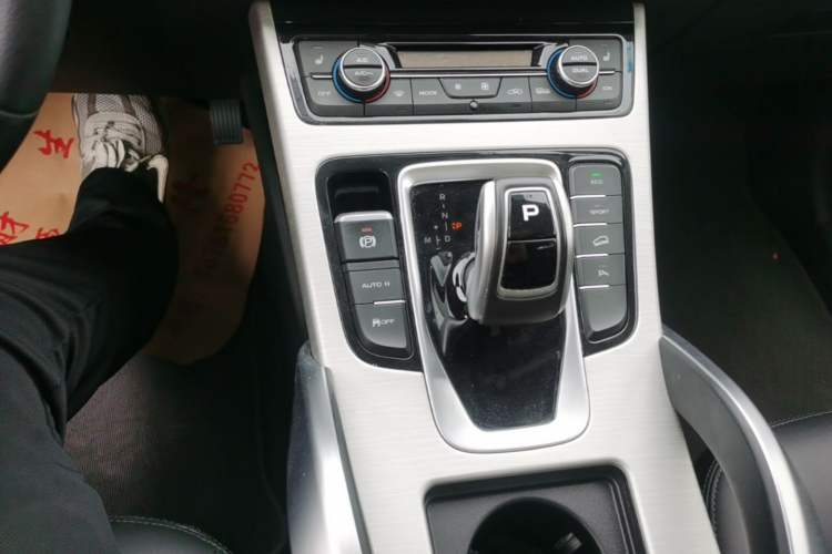Used Geely Auto Emgrand X7 Sport 2020 1.8TD DCT Two-Wheel Drive Smart Connect 4G-Enabled Version Gear Lever