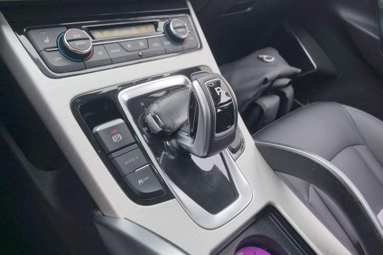 Used Geely Auto Emgrand X7 Sport 2020 1.8TD DCT Two-Wheel Drive Smart Connect 4G-Enabled Version Gear Lever