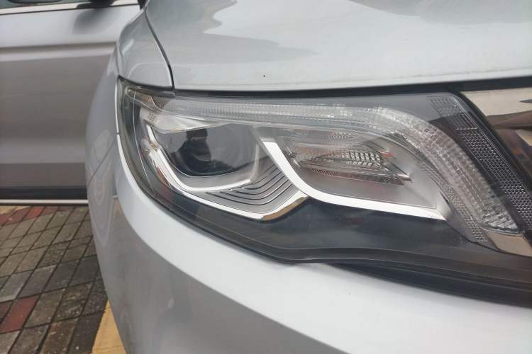 Used Geely Auto Emgrand X7 Sport 2020 1.8TD DCT Two-Wheel Drive Smart Connect 4G-Enabled Version Right Front Headlight
