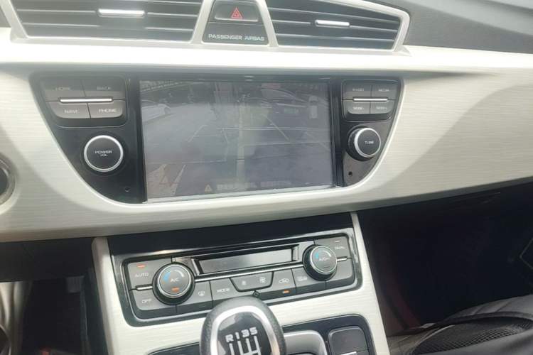 Used Geely Auto Emgrand X7 Sport 2020 1.8TD Manual Two-Wheel Drive Zhiya Model Audio And AC Panel