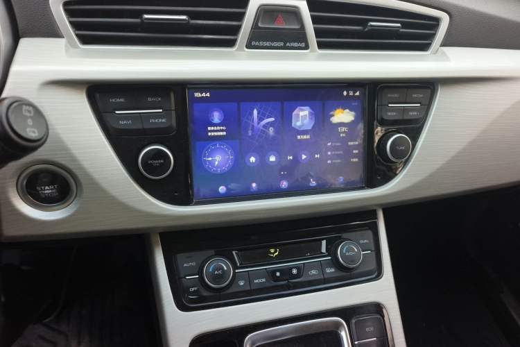 Used Geely Auto Emgrand X7 Sport 2020 1.8TD DCT Two-Wheel Drive Zhiya Model Audio And AC Panel