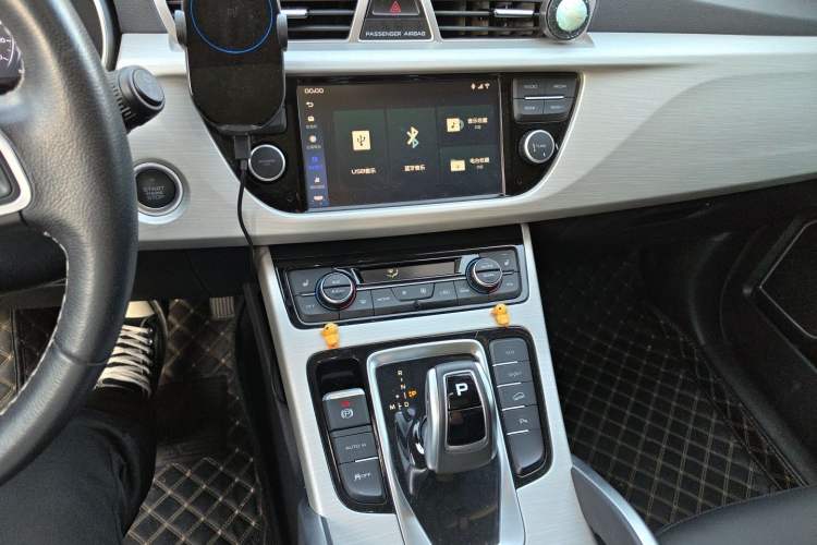 Used Geely Auto Emgrand X7 Sport 2020 1.8TD DCT Two-Wheel Drive Smart Connect 4G-Enabled Version Audio And AC Panel