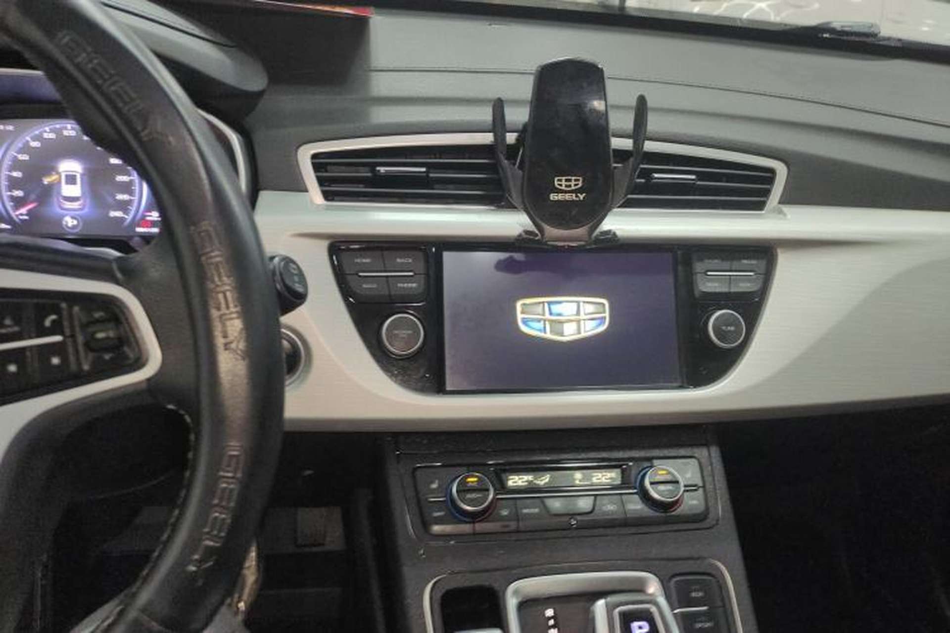Used Geely Auto Emgrand X7 Sport 2020 1.8TD DCT Two-Wheel Drive Smart Connect 4G-Enabled Version Center Console