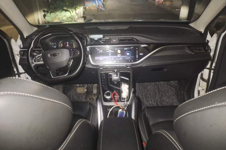 Used Geely Auto Emgrand X7 Sport 2020 1.5TD Automatic Smart Connect PRO Center Console