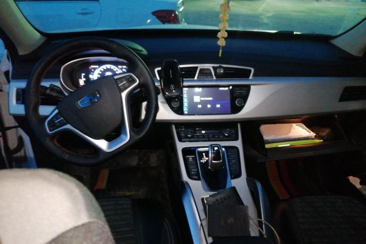 Used Geely Auto Emgrand X7 Sport 2020 1.8TD DCT Two-Wheel Drive Smart Connect 4G-Enabled Version Center Console