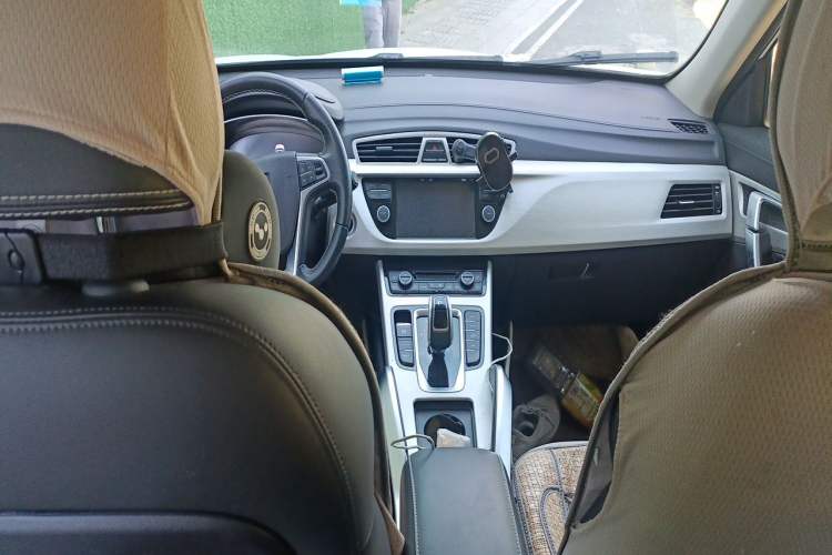 Used Geely Auto Emgrand X7 Sport 2020 1.8TD DCT Two-Wheel Drive Smart Connect 4G-Enabled Version Center Console
