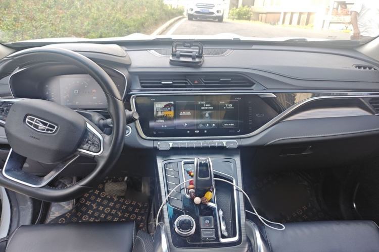 Used Geely Auto Emgrand X7 Sport 2020 1.5TD Automatic Smart Connect PRO Center Console