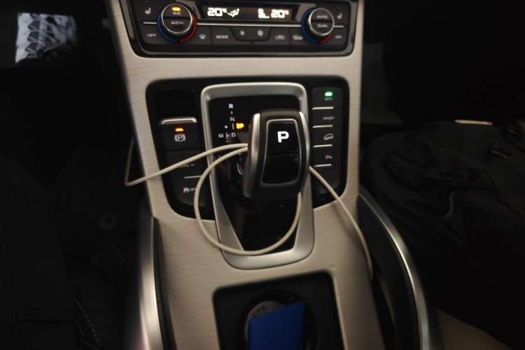 Used Geely Auto Emgrand X7 Sport 2020 1.8TD DCT Two-Wheel Drive Smart Connect 4G-Enabled Version Gear Lever