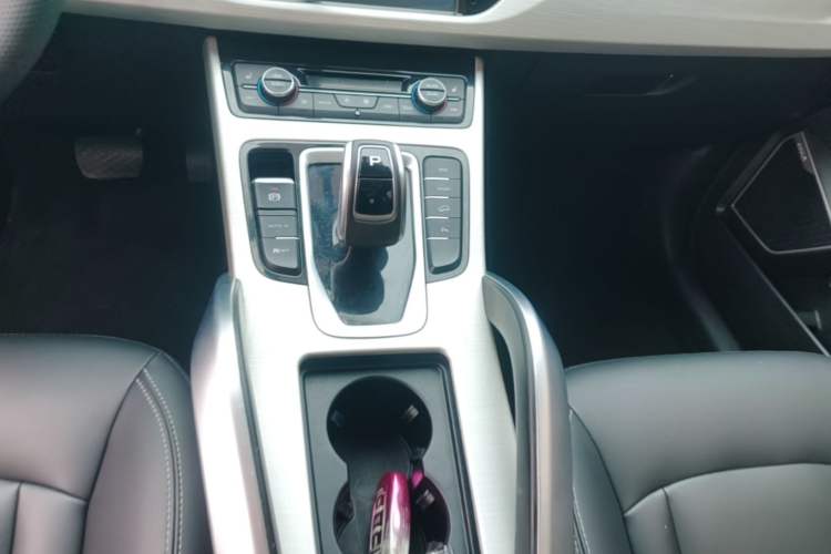 Used Geely Auto Emgrand X7 Sport 2020 1.8TD DCT Two-Wheel Drive Smart Connect 4G-Enabled Version Gear Lever