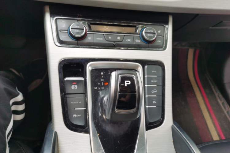 Used Geely Auto Emgrand X7 Sport 2020 1.8TD DCT Two-Wheel Drive Smart Connect 4G-Enabled Version Gear Lever