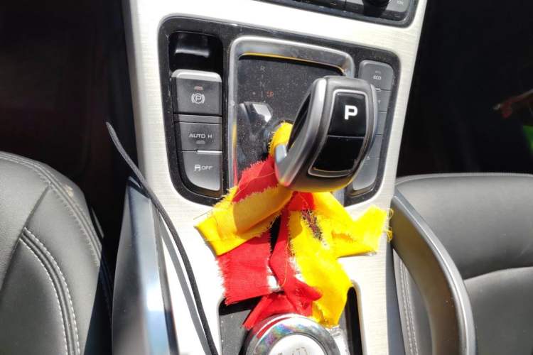 Used Geely Auto Emgrand X7 Sport 2020 1.8TD DCT Two-Wheel Drive Smart Connect 4G-Enabled Version Gear Lever