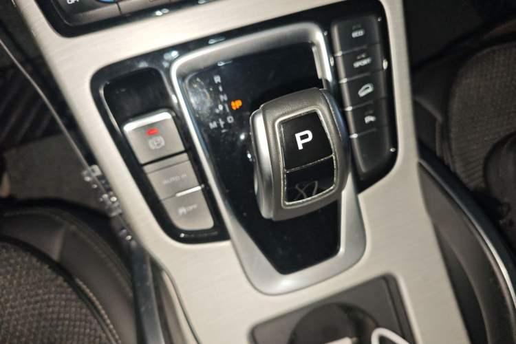 Used Geely Auto Emgrand X7 Sport 2020 1.8TD DCT Two-Wheel Drive Smart Connect 4G-Enabled Version Gear Lever
