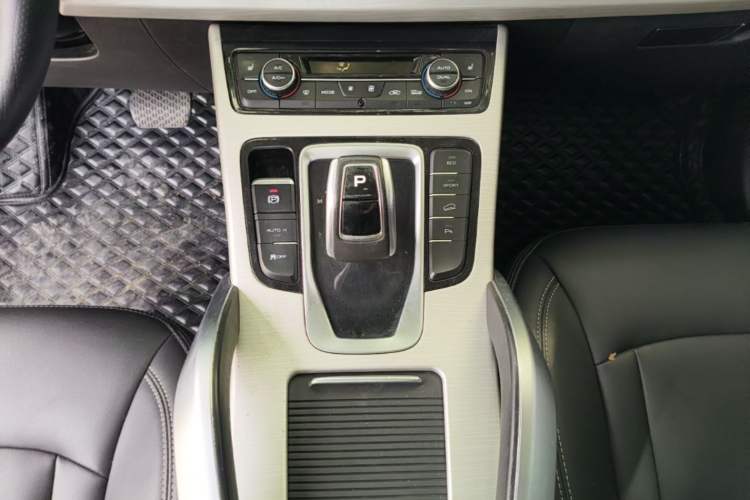 Used Geely Auto Emgrand X7 Sport 2020 1.8TD DCT Two-Wheel Drive Smart Connect 4G-Enabled Version Gear Lever