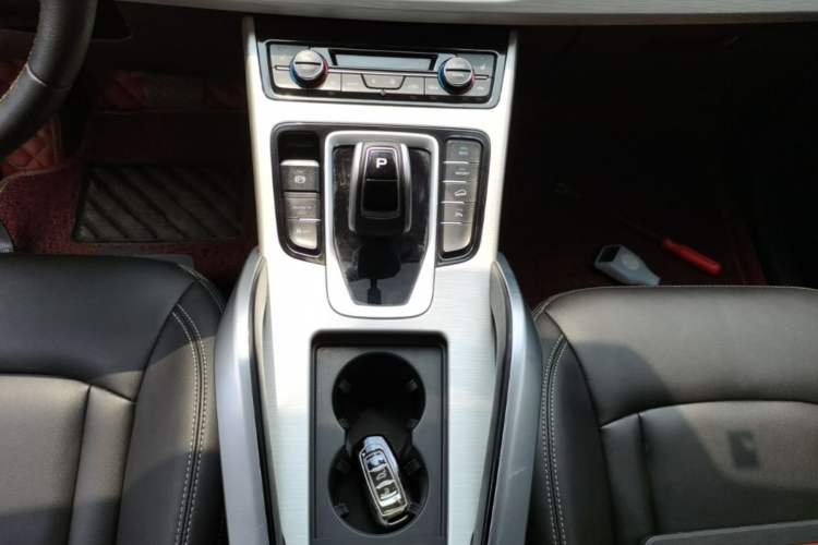 Used Geely Auto Emgrand X7 Sport 2020 1.8TD DCT Two-Wheel Drive Smart Connect 4G-Enabled Version Gear Lever