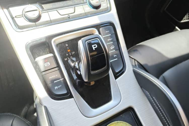 Used Geely Auto Emgrand X7 Sport 2020 1.8TD DCT Two-Wheel Drive Smart Connect 4G-Enabled Version Gear Lever