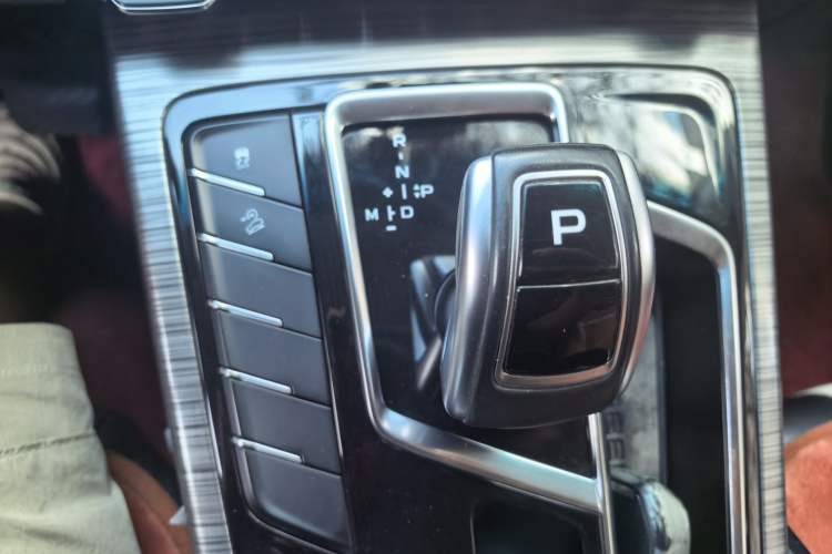 Used Geely Auto Emgrand X7 Sport 2020 1.8TD DCT Smart Connect PRO Gear Lever