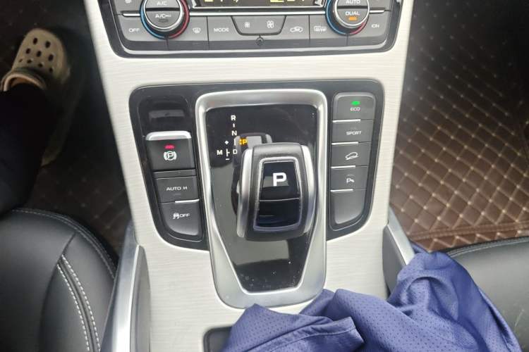 Used Geely Auto Emgrand X7 Sport 2020 1.8TD DCT Two-Wheel Drive Smart Connect 4G-Enabled Version Gear Lever