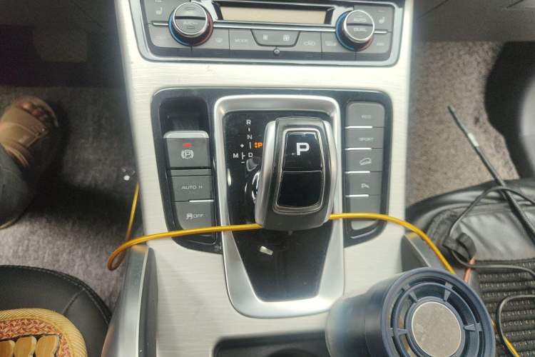 Used Geely Auto Emgrand X7 Sport 2020 1.8TD DCT Two-Wheel Drive Smart Connect 4G-Enabled Version Gear Lever