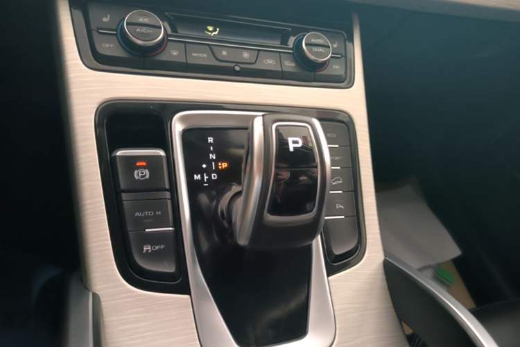 Used Geely Auto Emgrand X7 Sport 2020 1.8TD DCT Two-Wheel Drive Smart Connect 4G-Enabled Version Gear Lever