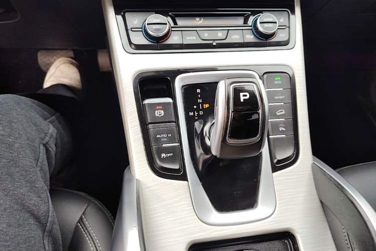 Used Geely Auto Emgrand X7 Sport 2020 1.8TD DCT Two-Wheel Drive Smart Connect 4G-Enabled Version Gear Lever