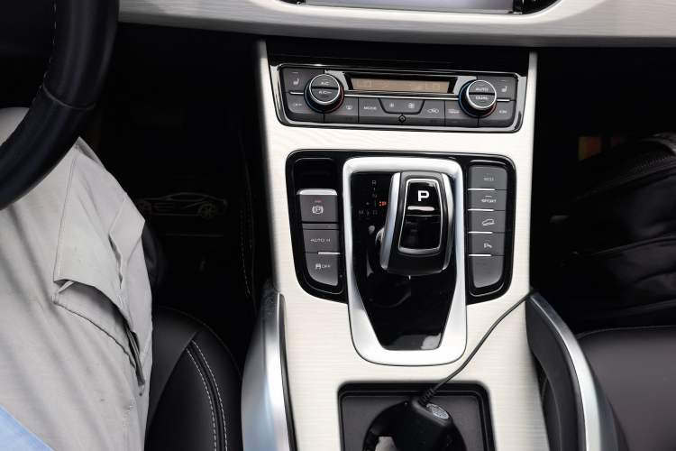 Used Geely Auto Emgrand X7 Sport 2020 1.8TD DCT Two-Wheel Drive Smart Connect 4G-Enabled Version Gear Lever