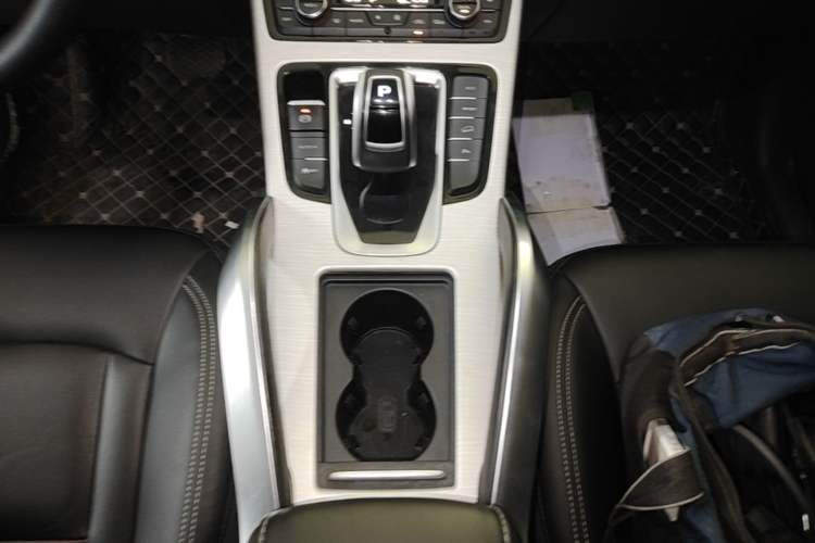 Used Geely Auto Emgrand X7 Sport 2020 1.8TD DCT Two-Wheel Drive Smart Connect 4G-Enabled Version Gear Lever