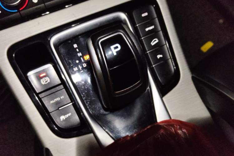 Used Geely Auto Emgrand X7 Sport 2020 1.8TD DCT Two-Wheel Drive Smart Connect 4G-Enabled Version Gear Lever