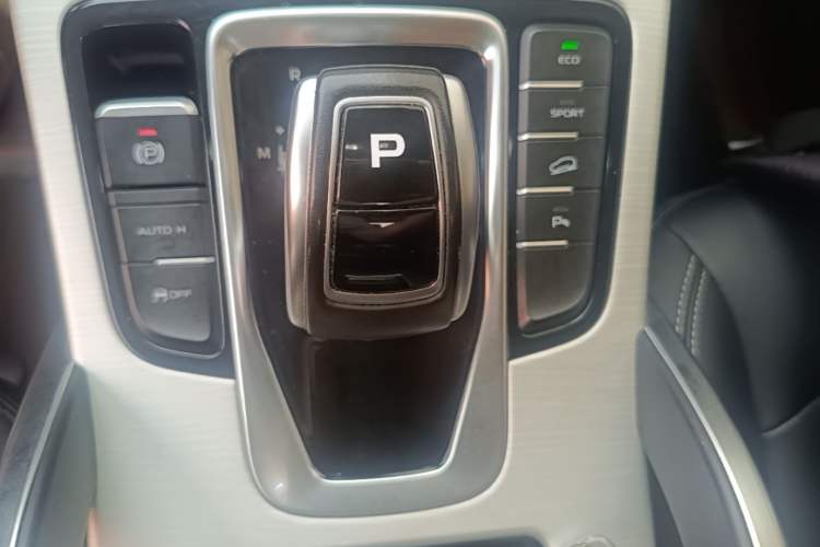 Used Geely Auto Emgrand X7 Sport 2020 1.8TD DCT Two-Wheel Drive Smart Connect 4G-Enabled Version Gear Lever