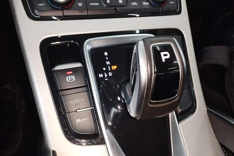Used Geely Auto Emgrand X7 Sport 2020 1.8TD DCT Two-Wheel Drive Smart Connect 4G-Enabled Version Gear Lever