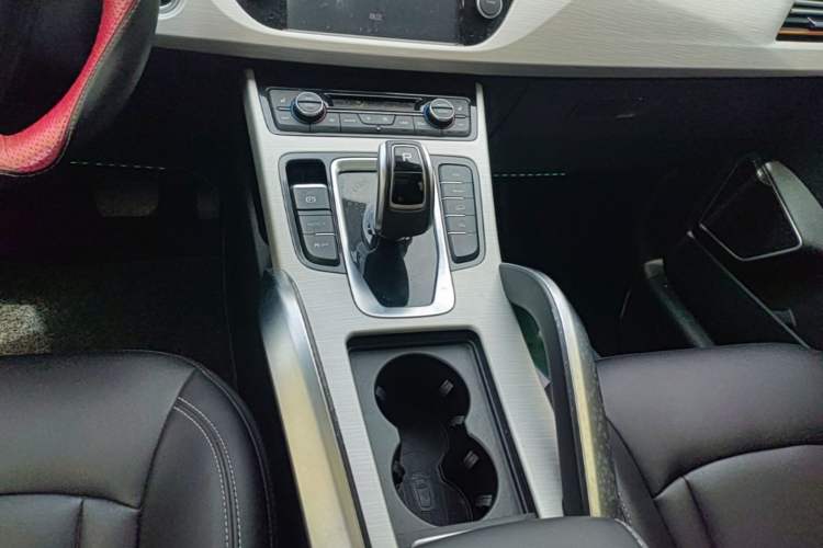 Used Geely Auto Emgrand X7 Sport 2020 1.8TD DCT Two-Wheel Drive Smart Connect 4G-Enabled Version Gear Lever